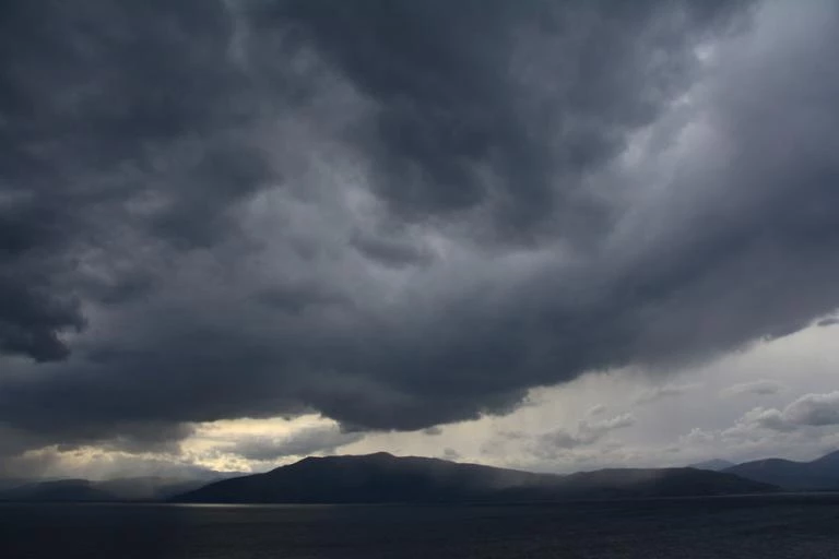 Δελτίο επιδείνωσης καιρού: Βροχές, καταιγίδες και χαλάζι – Τι πρέπει να προσέχετε